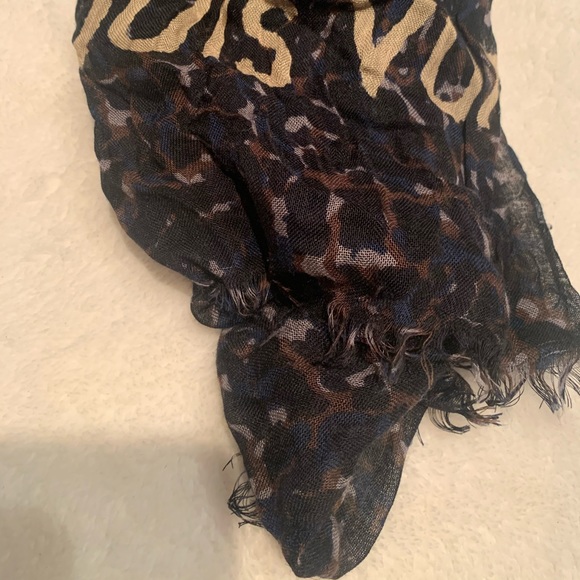 Louis Vuitton Unique Scarf - Picture 5 of 10